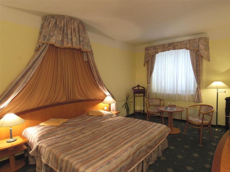 Hotel Selsky Dvur - Bohemian Village Courtyard