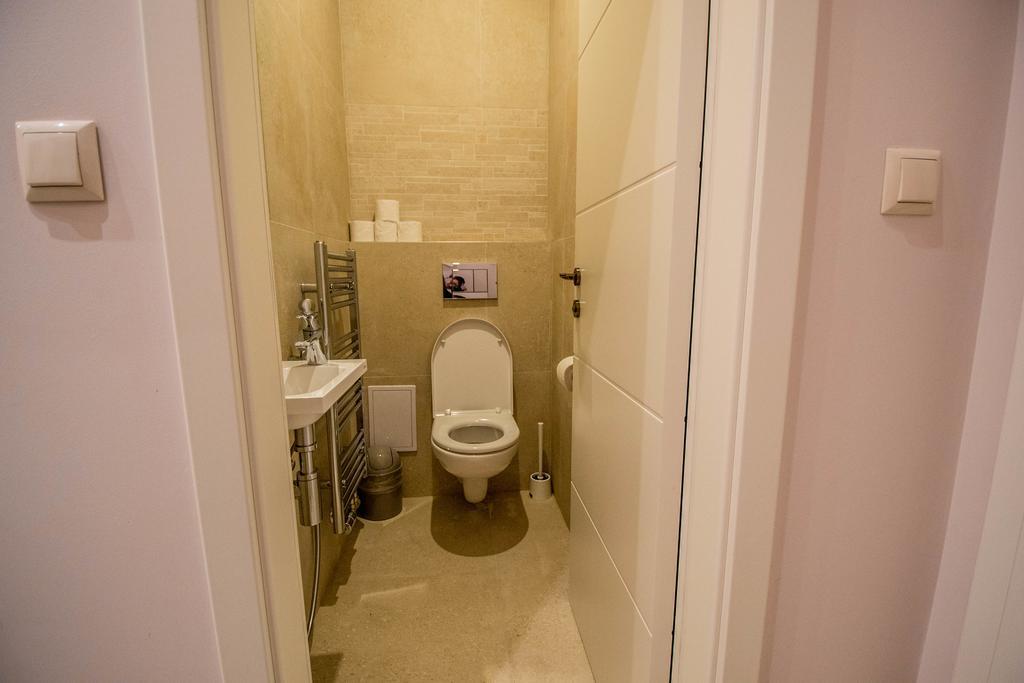 Bourgeois In Cultural Heritage Building By Ruterra Apartmán *