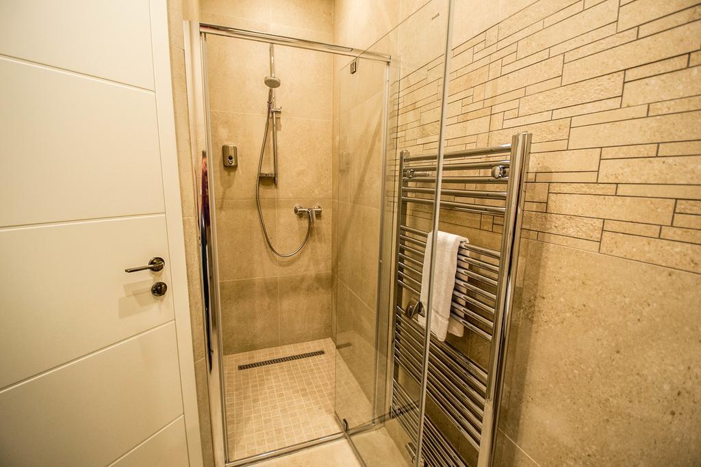 Bourgeois In Cultural Heritage Building By Ruterra Apartment Prag