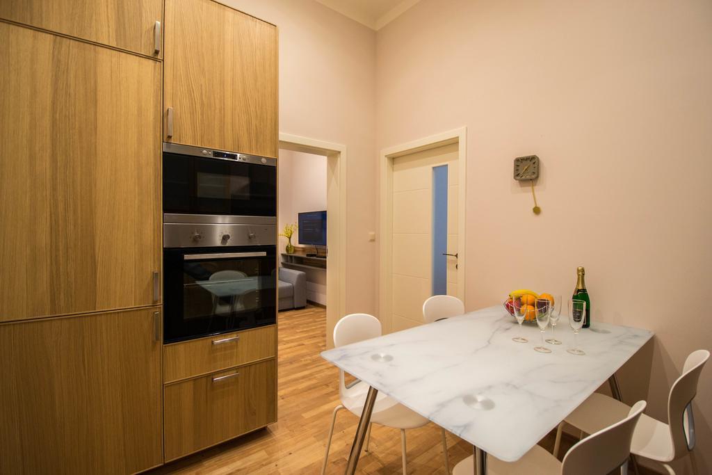 Bourgeois In Cultural Heritage Building By Ruterra Apartment Prag