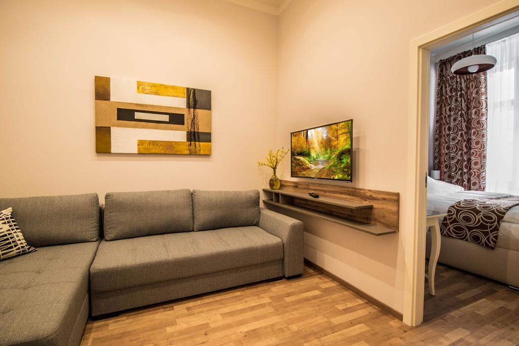 Bourgeois In Cultural Heritage Building By Ruterra Apartment