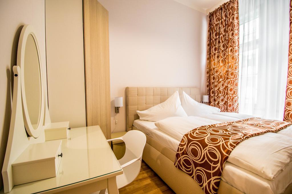 Apartment Bourgeois In Cultural Heritage Building By Ruterra Prag