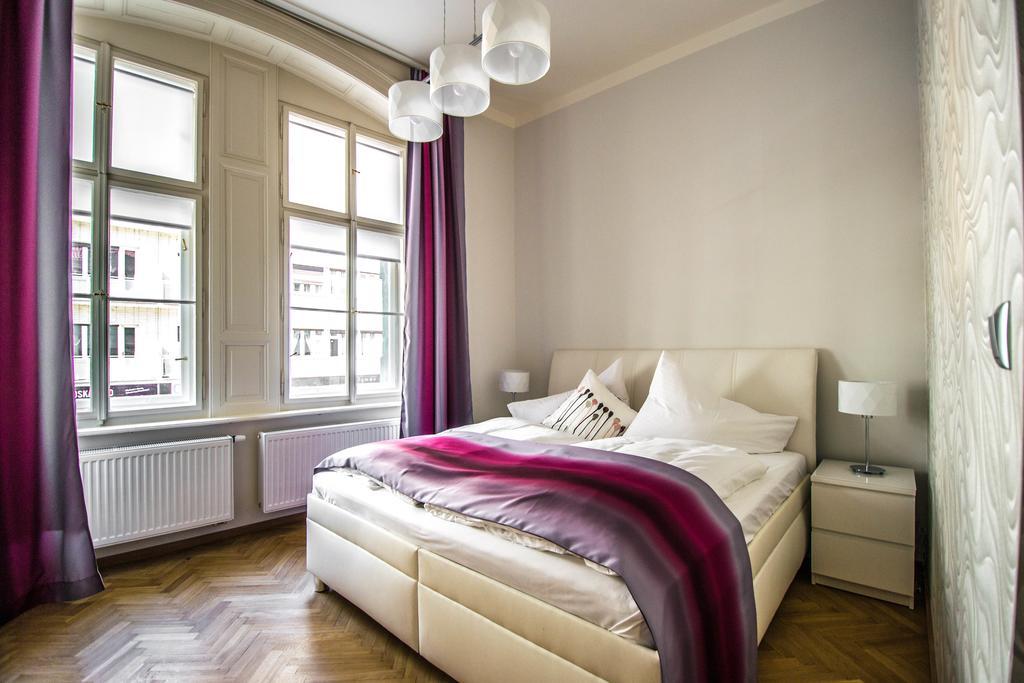 Bourgeois In Cultural Heritage Building By Ruterra Lägenhet Prag