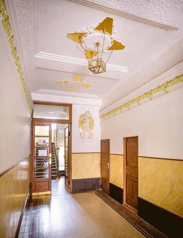 A/c + Terrace Breakfast At Tiffany's Apartment