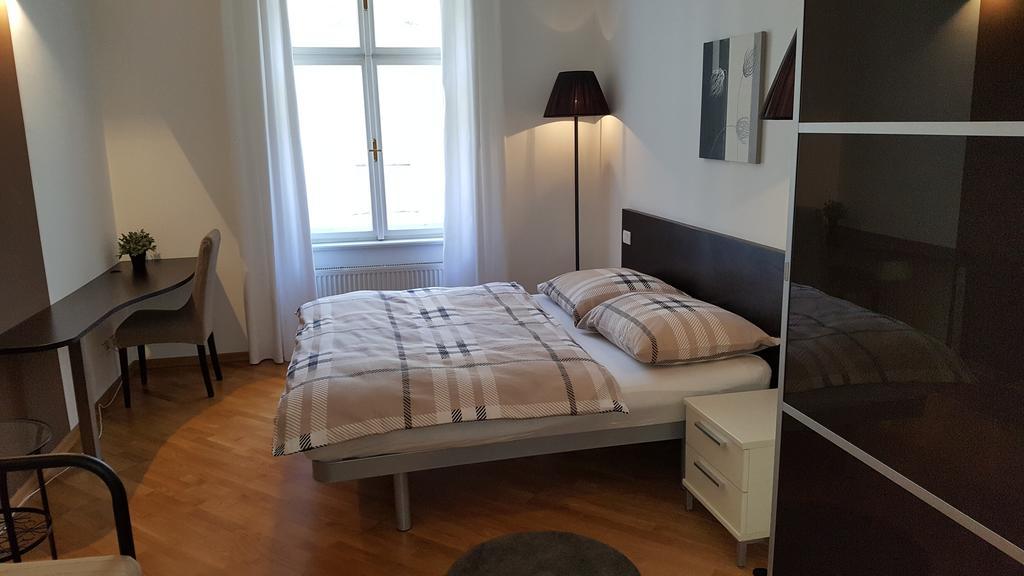 Sunny In Center Apartment