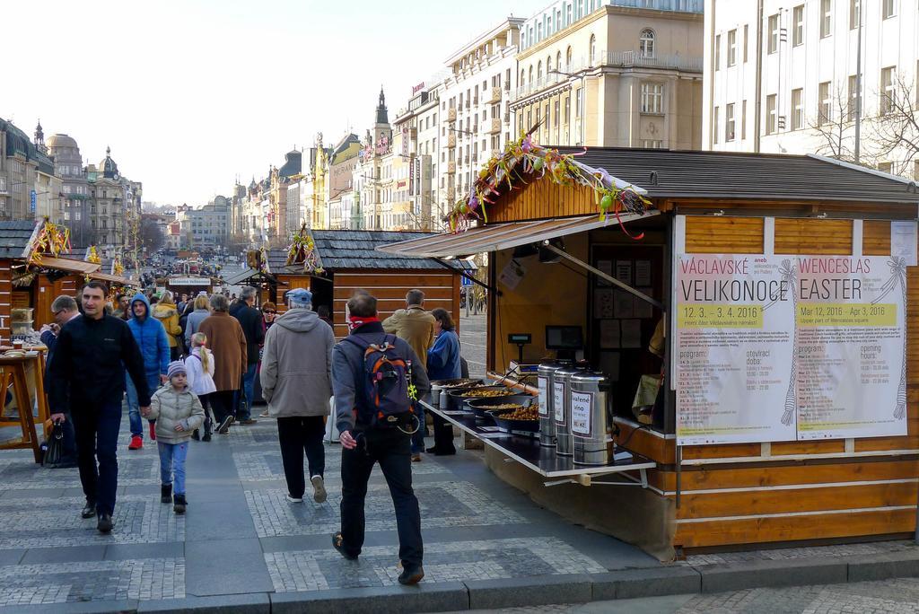 Black & White By Wenceslas Square And Muzeum Apartmán *