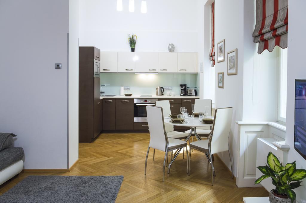 Modern Všehrdova * Praha