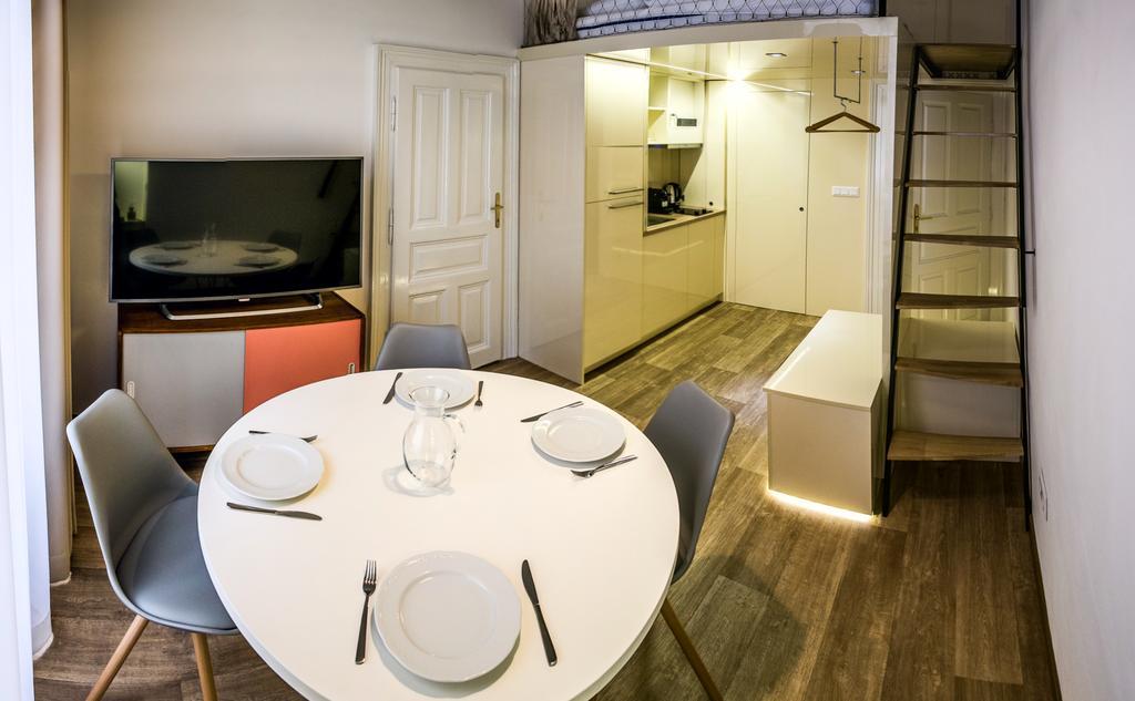 Luxurious - Na Porici 44