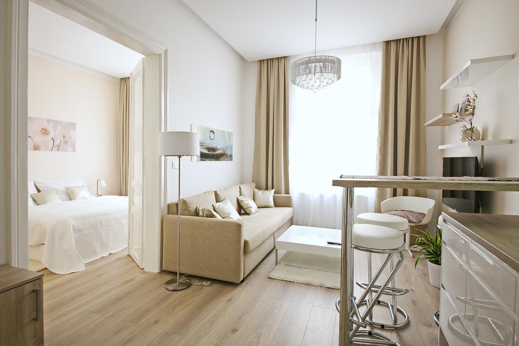 Luxury Center Apt. Charles Bridge Walking Distance Apartment