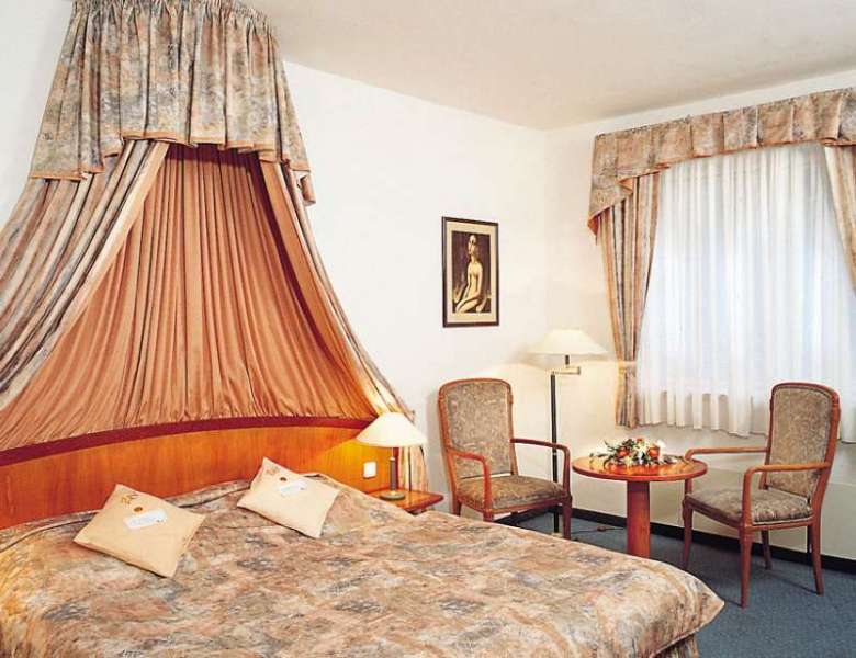 Hotel Selsky Dvur - Bohemian Village Courtyard