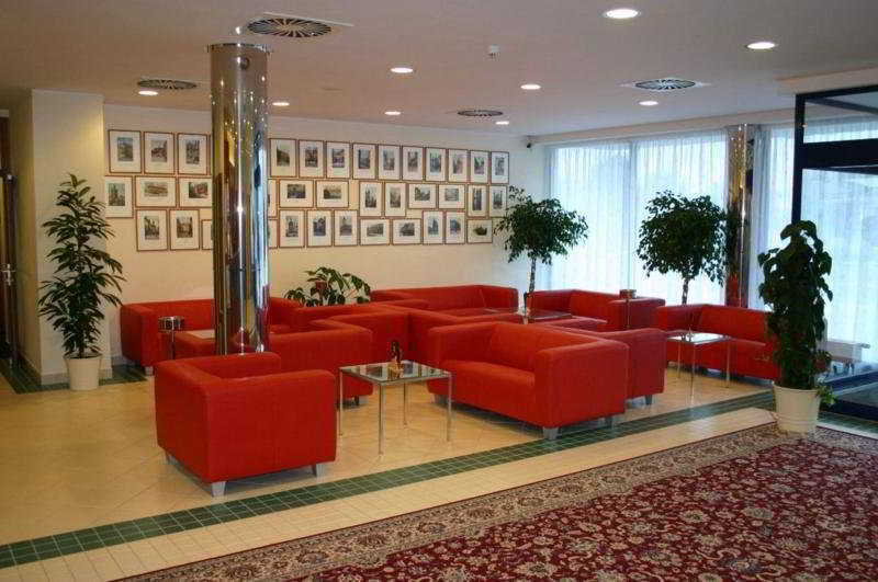 Ramada Airport Hotel 4*