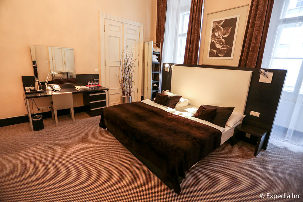 Old Town Square By Emblem Aparthotel