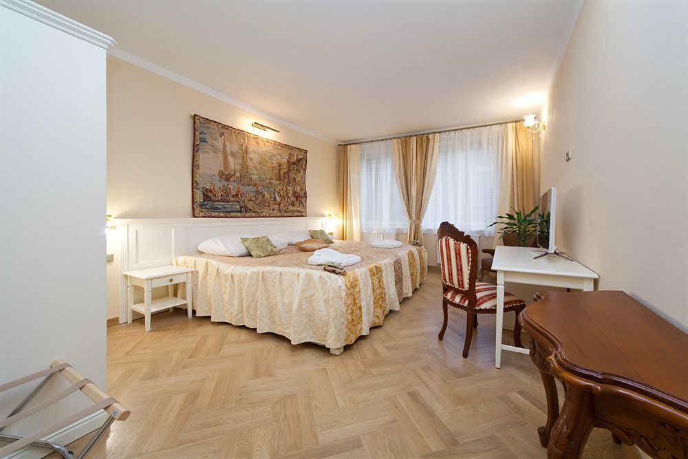 Louren - The Bridge Inn Prague