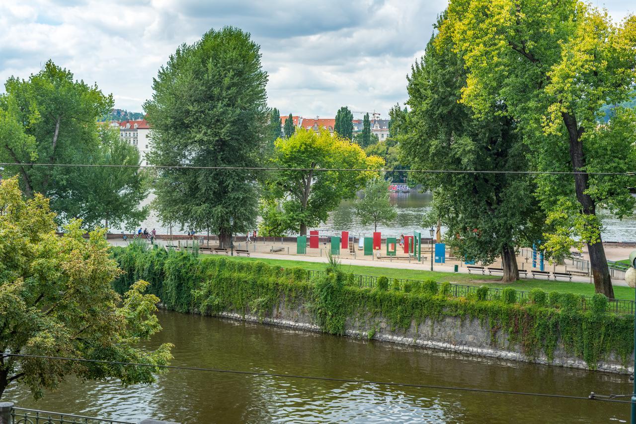Riverside With A Balcony Lägenhet Prag