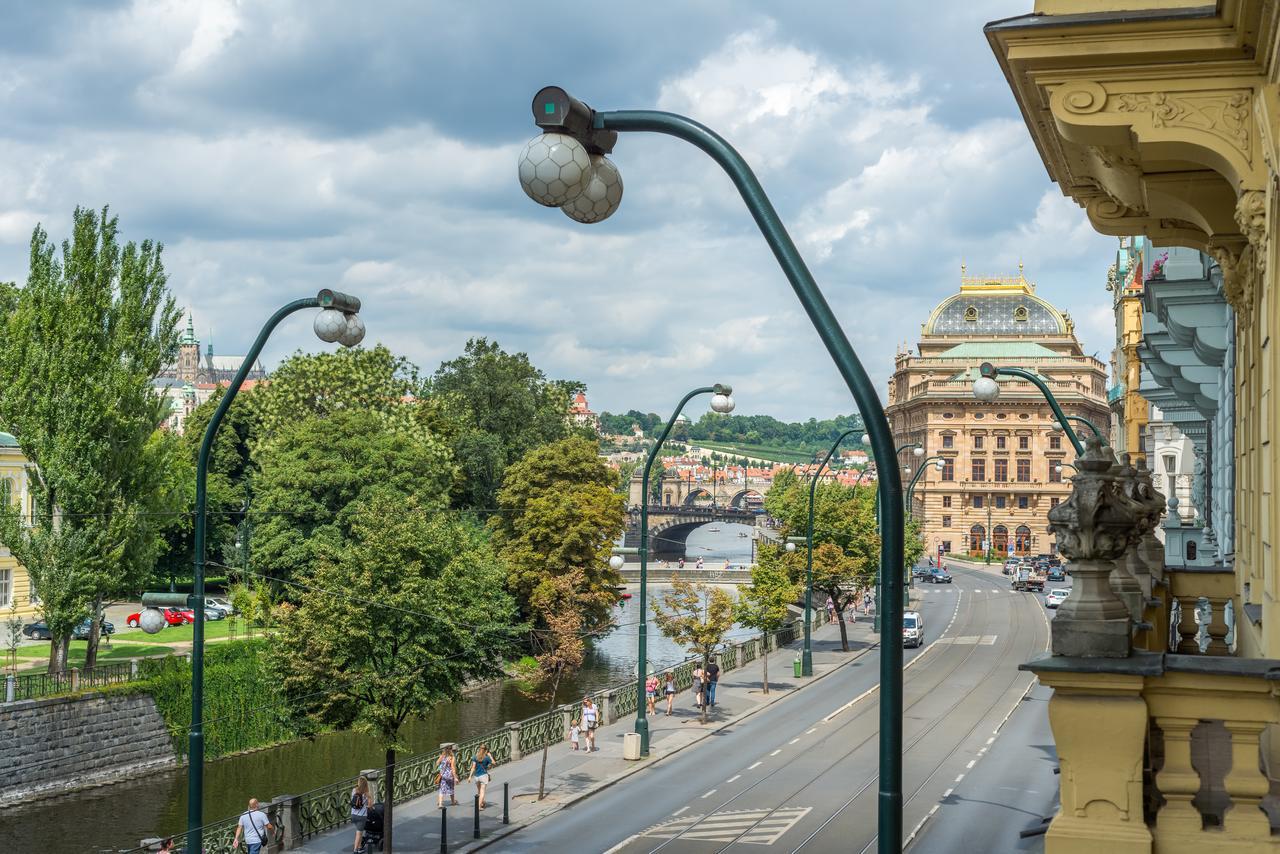 Riverside With A Balcony Lägenhet