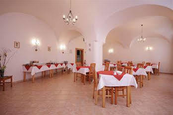 The Green Garland Hotel *