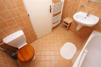 Apartments At The Golden Plough Apartment *