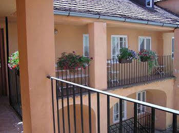 Apartments At The Golden Plough Apartment