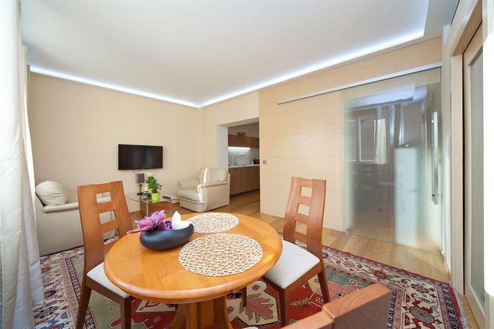 Louren - The Bridge Inn Aparthotel