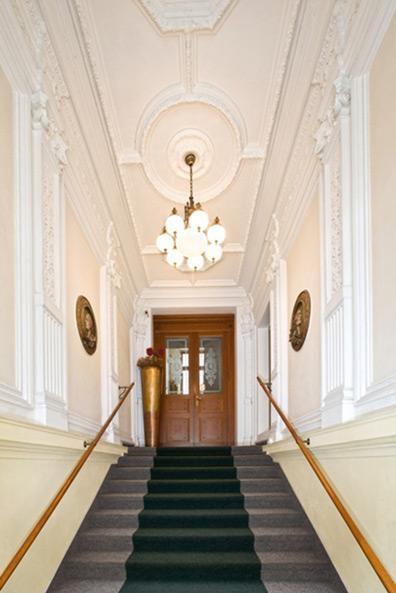 Amigo City Centre Hotel 4*