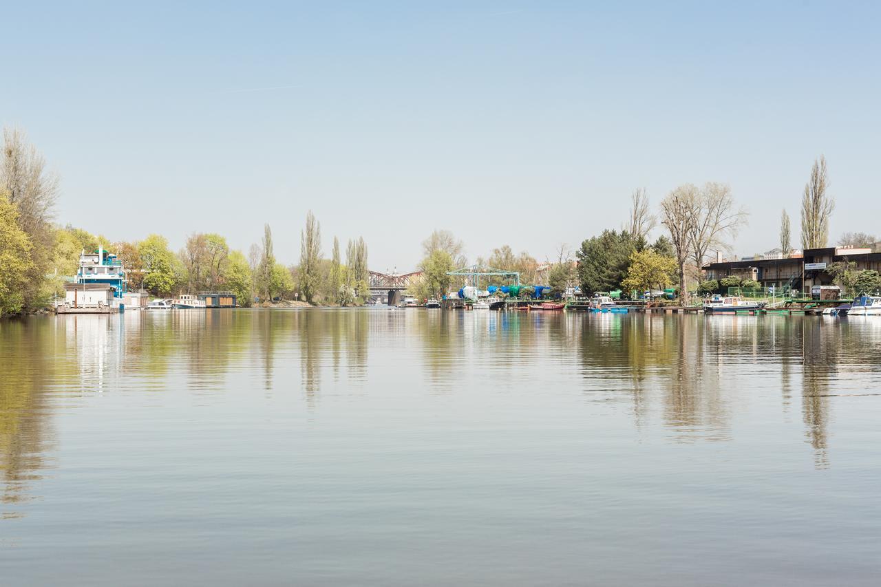Exclusive Houseboats At Smichov Apartment *