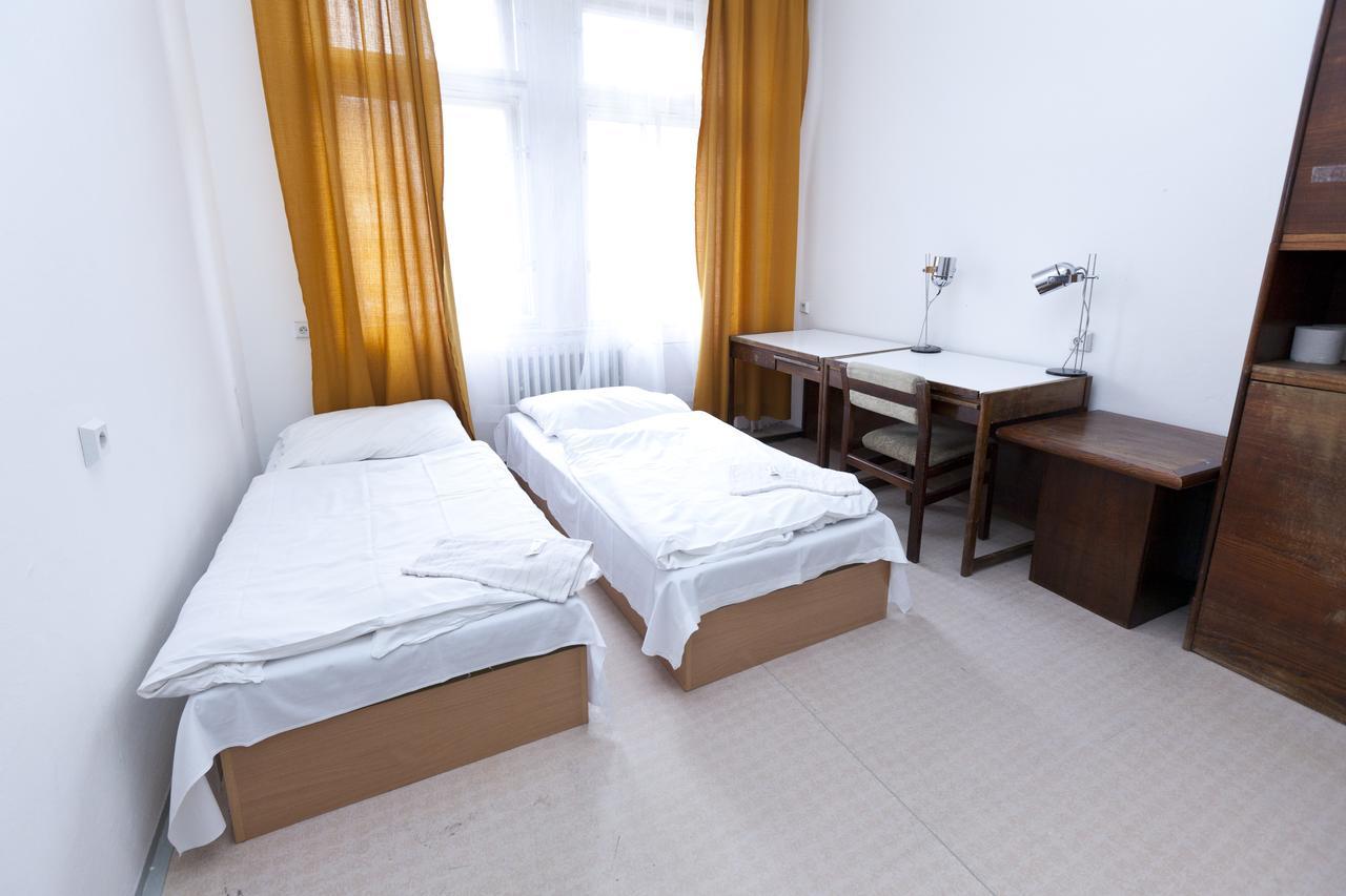 Hlávkova Hostel *