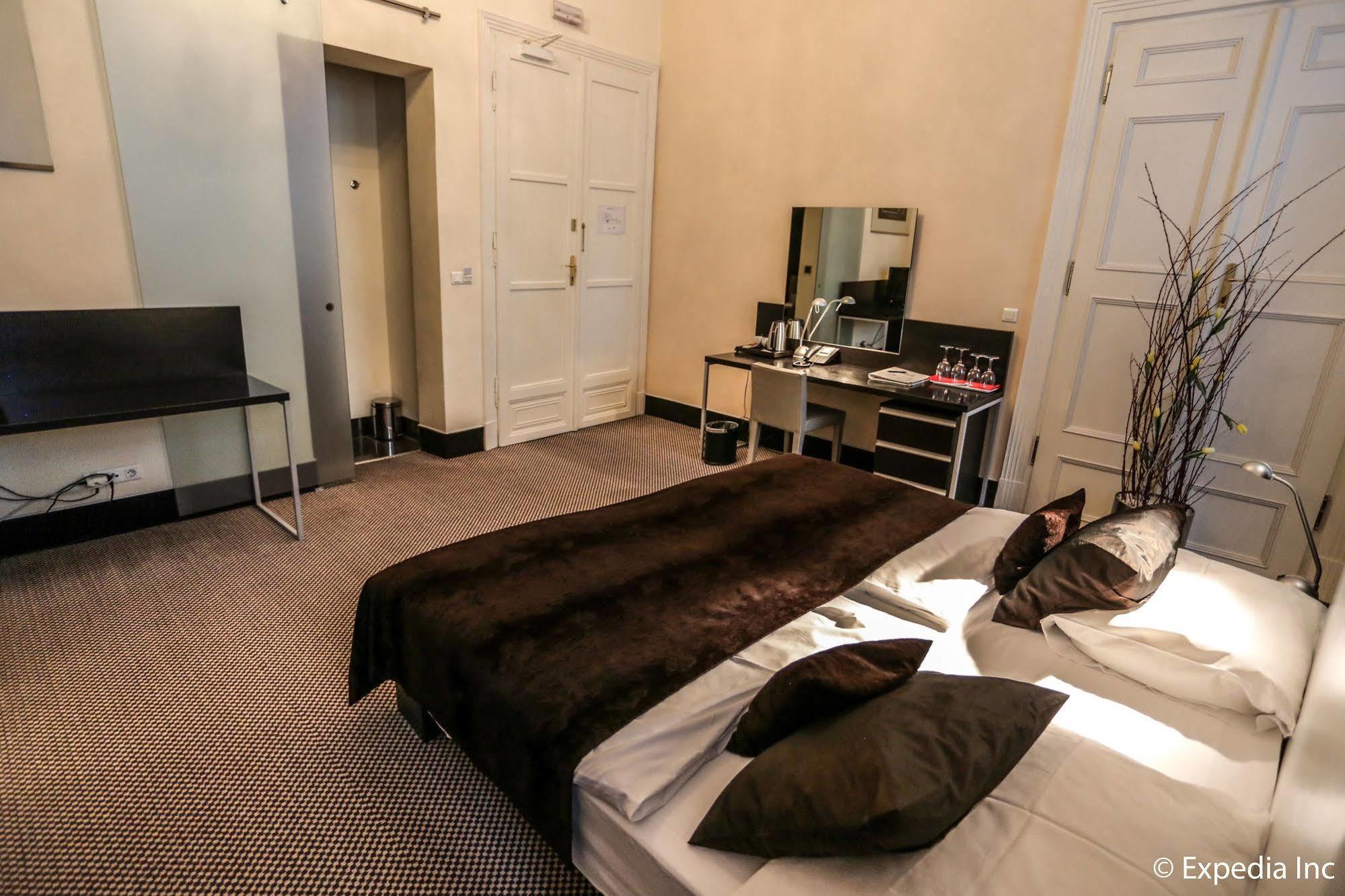 Aparthotel Old Town Square By Emblem 5*