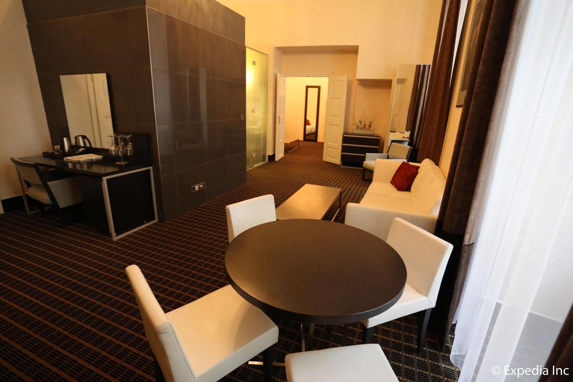 Aparthotel Old Town Square By Emblem 5*