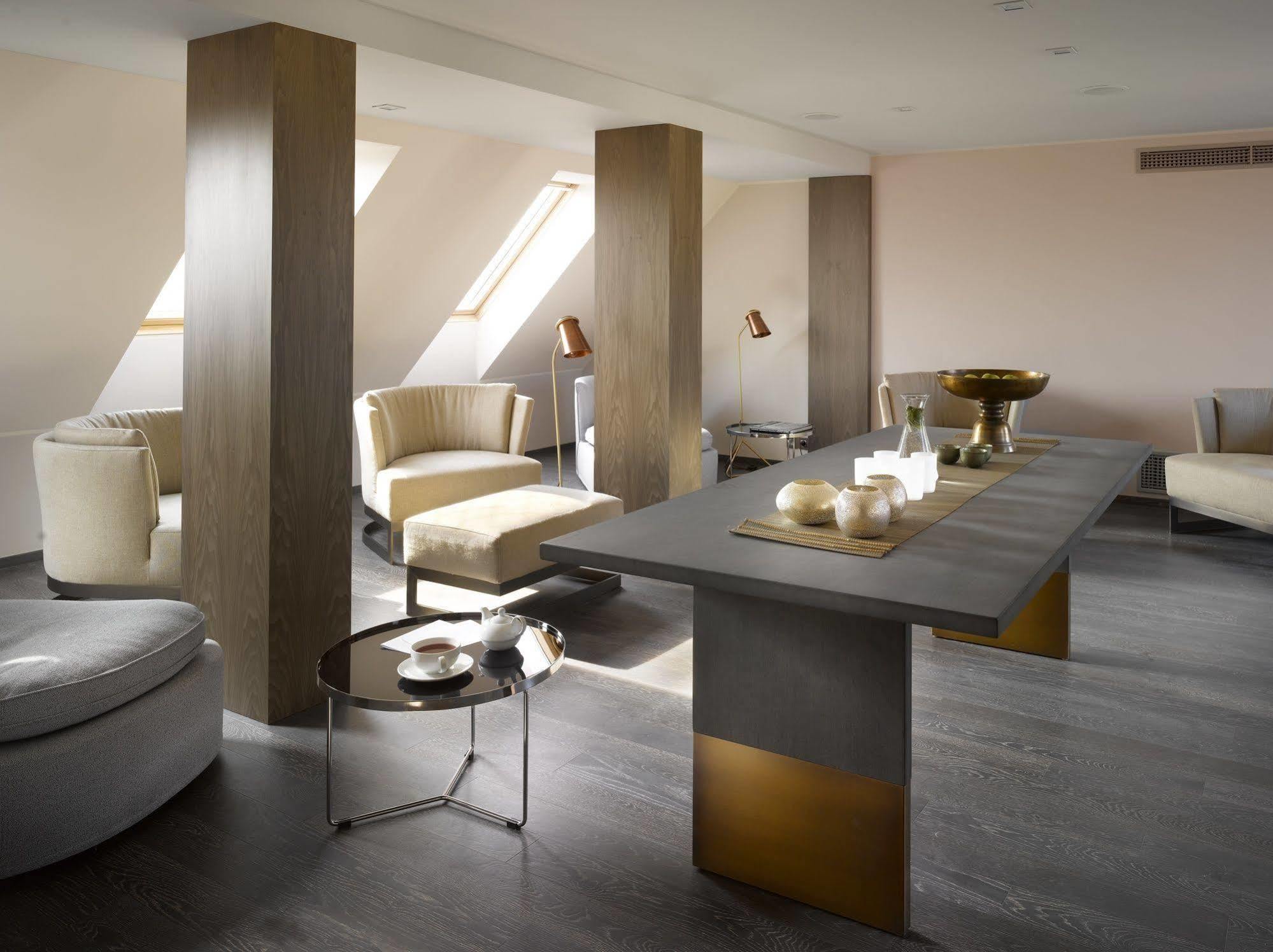Old Town Square By Emblem Aparthotel