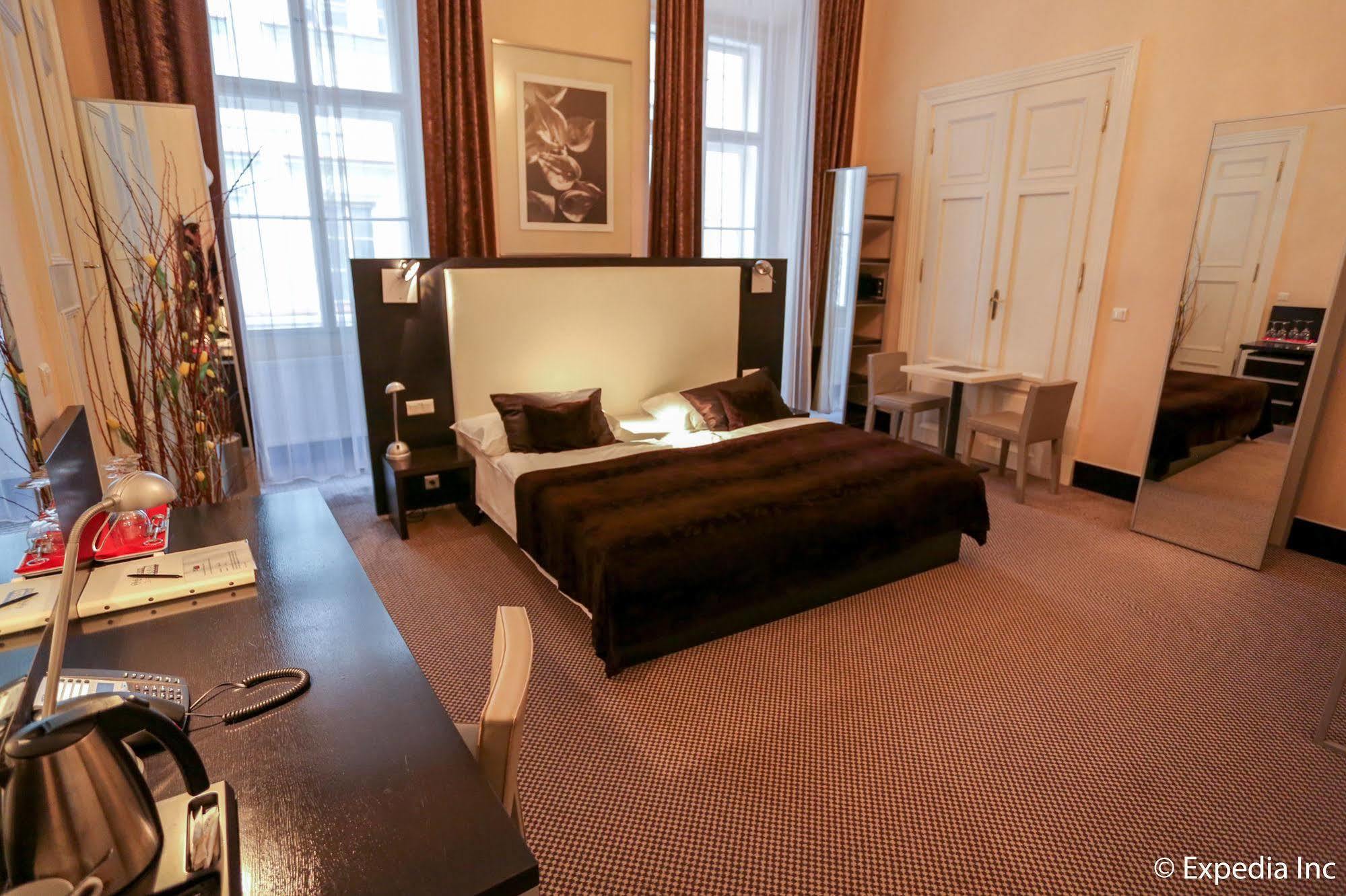 Old Town Square By Emblem Aparthotel 5*