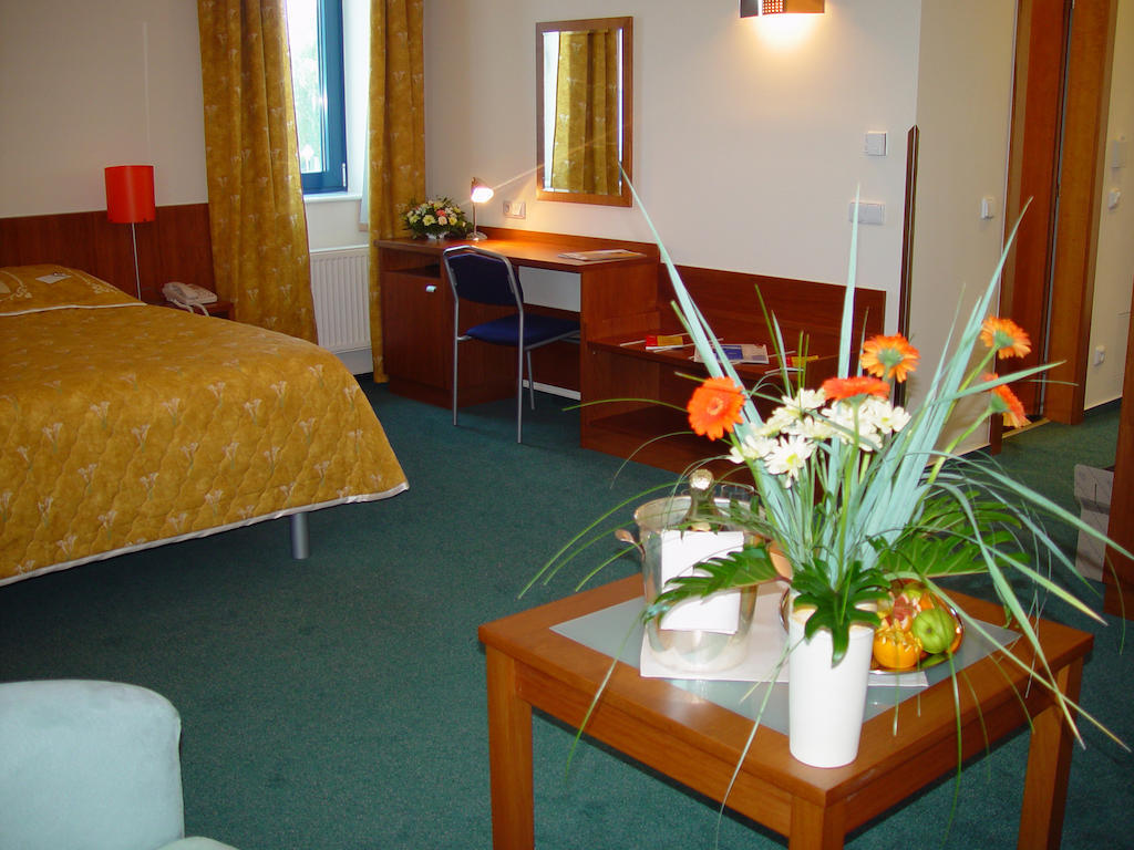 Ramada Airport Hotel 4*