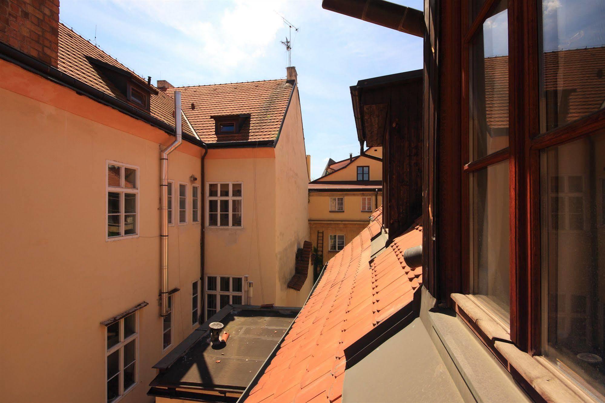 The Green Garland Prag
