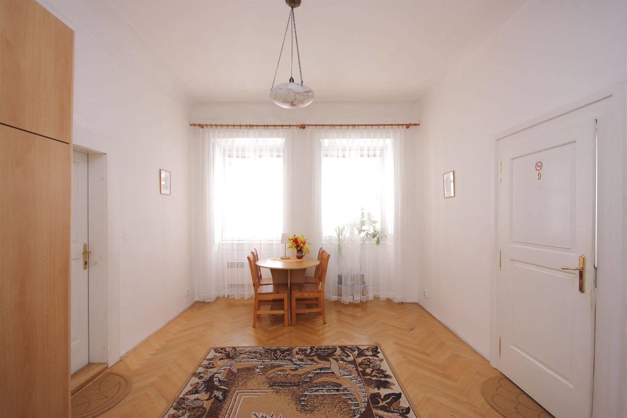 The Green Garland Prag
