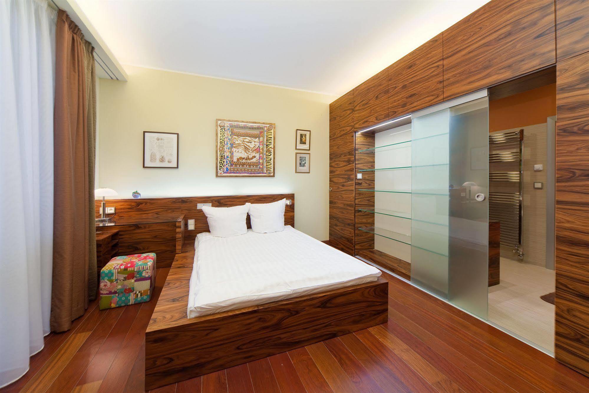 Louren - The Bridge Inn Aparthotel Prague