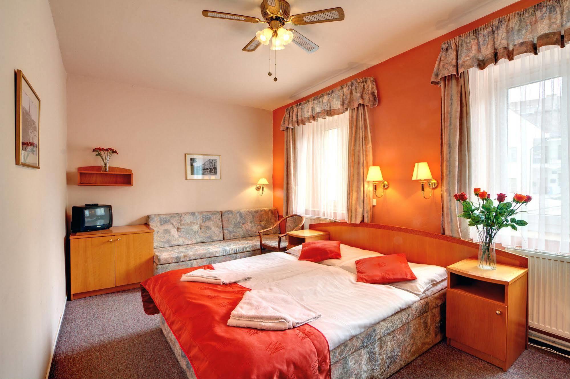 White Lion Hotel 4*
