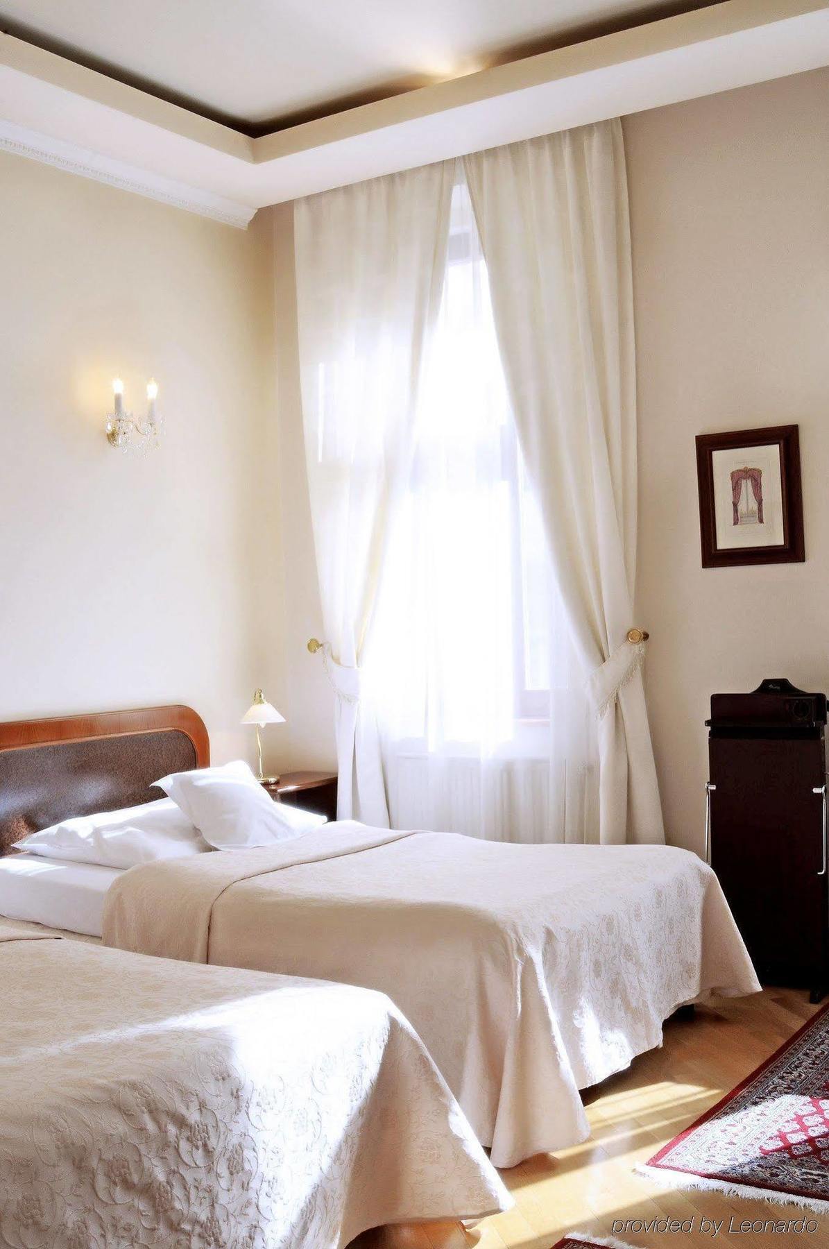 Louren Hotel
