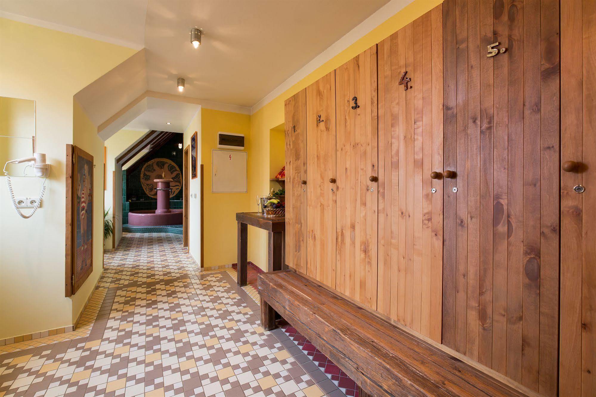 Hotel Selsky Dvur - Bohemian Village Courtyard