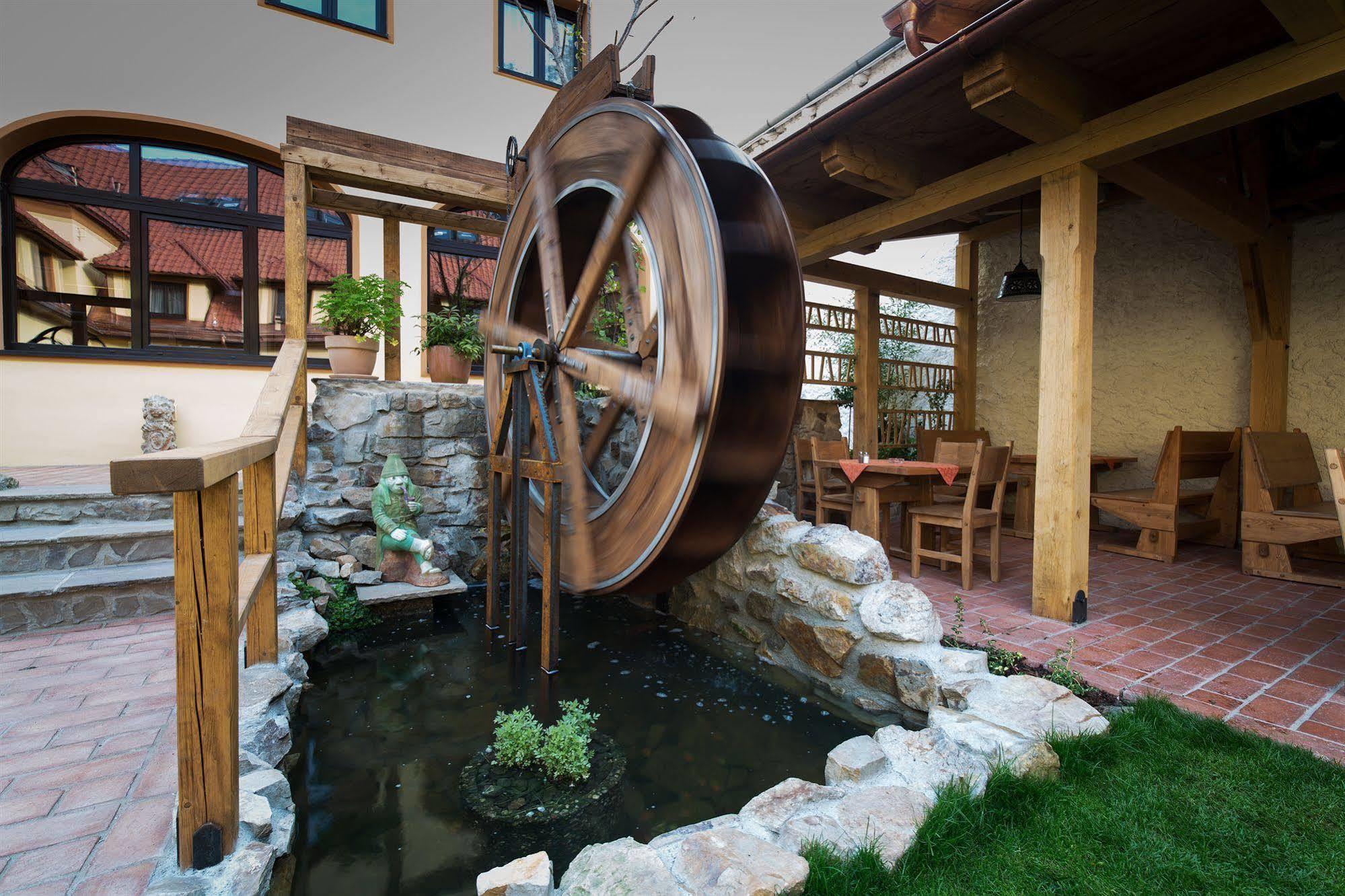 Selsky Dvur - Bohemian Village Courtyard