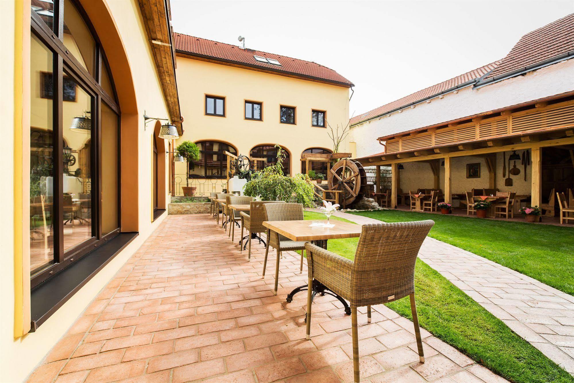 Selsky Dvur - Bohemian Village Courtyard