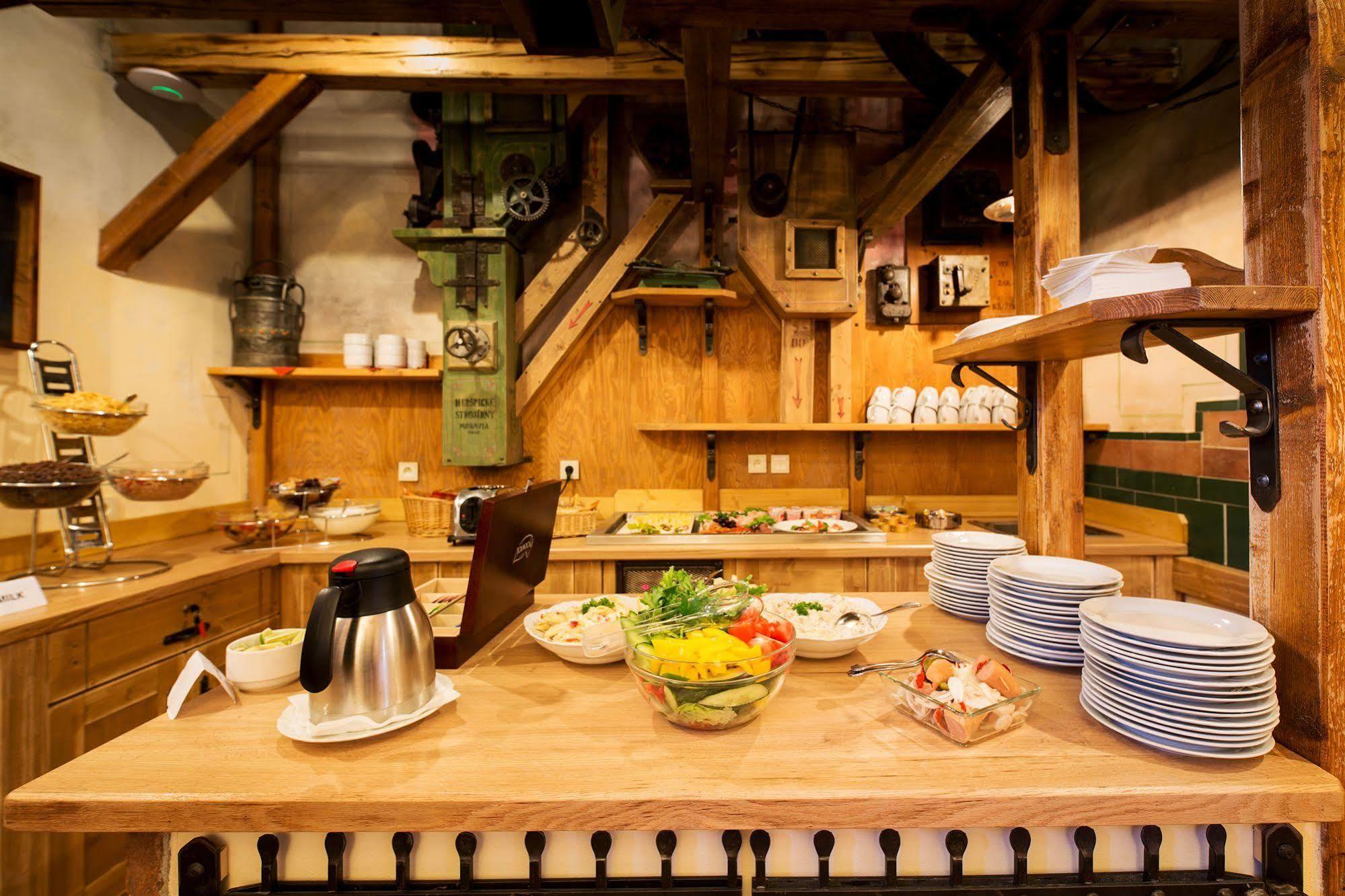 Hotel Selsky Dvur - Bohemian Village Courtyard