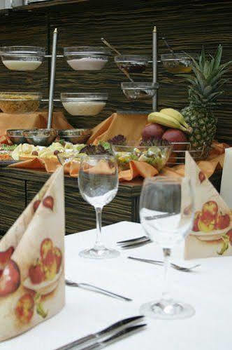 Ea Crystal Palace Hotell 4*