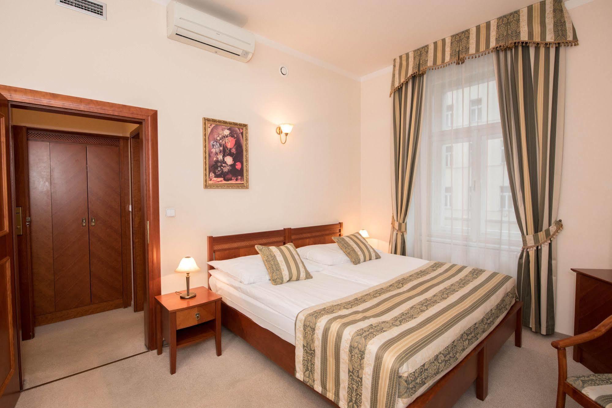 Amigo City Centre Hotel 4*