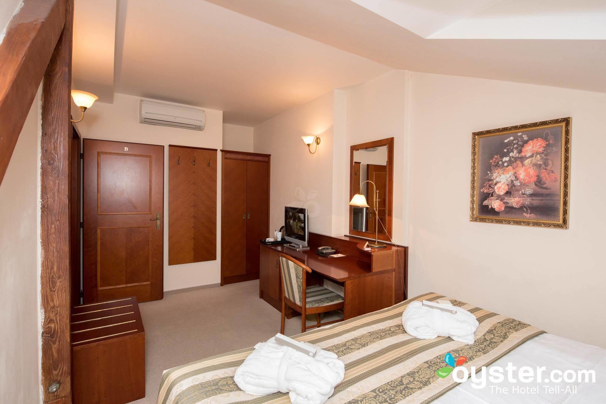 Amigo City Centre Hotel 4*