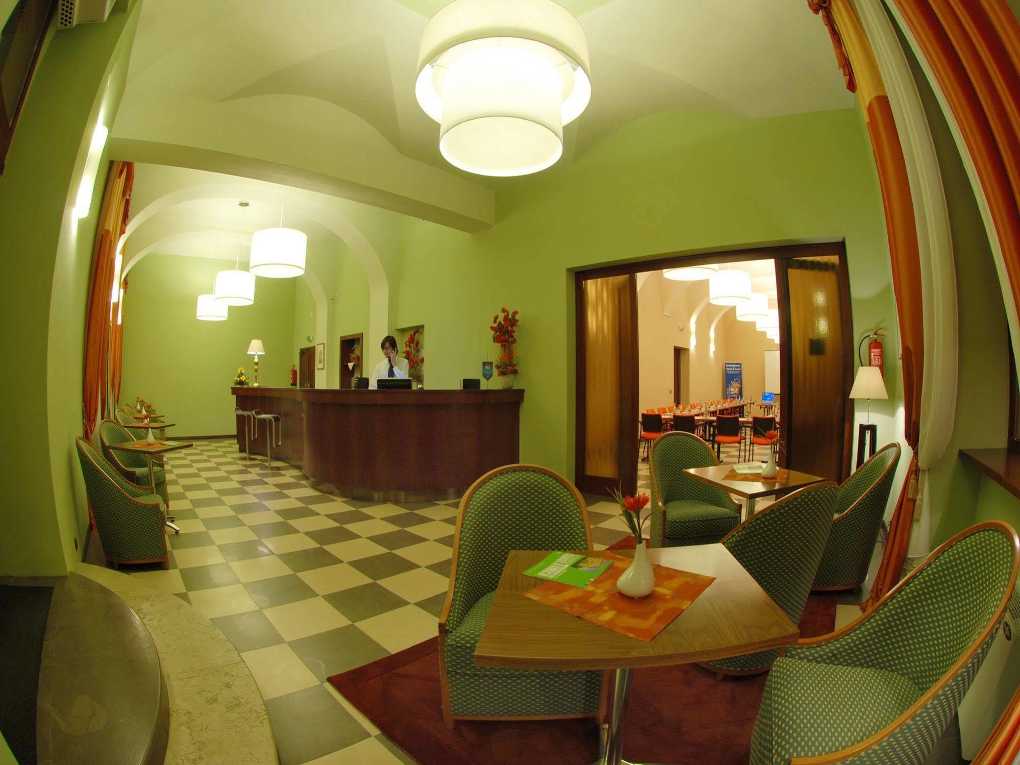 Ea Downtown 4*