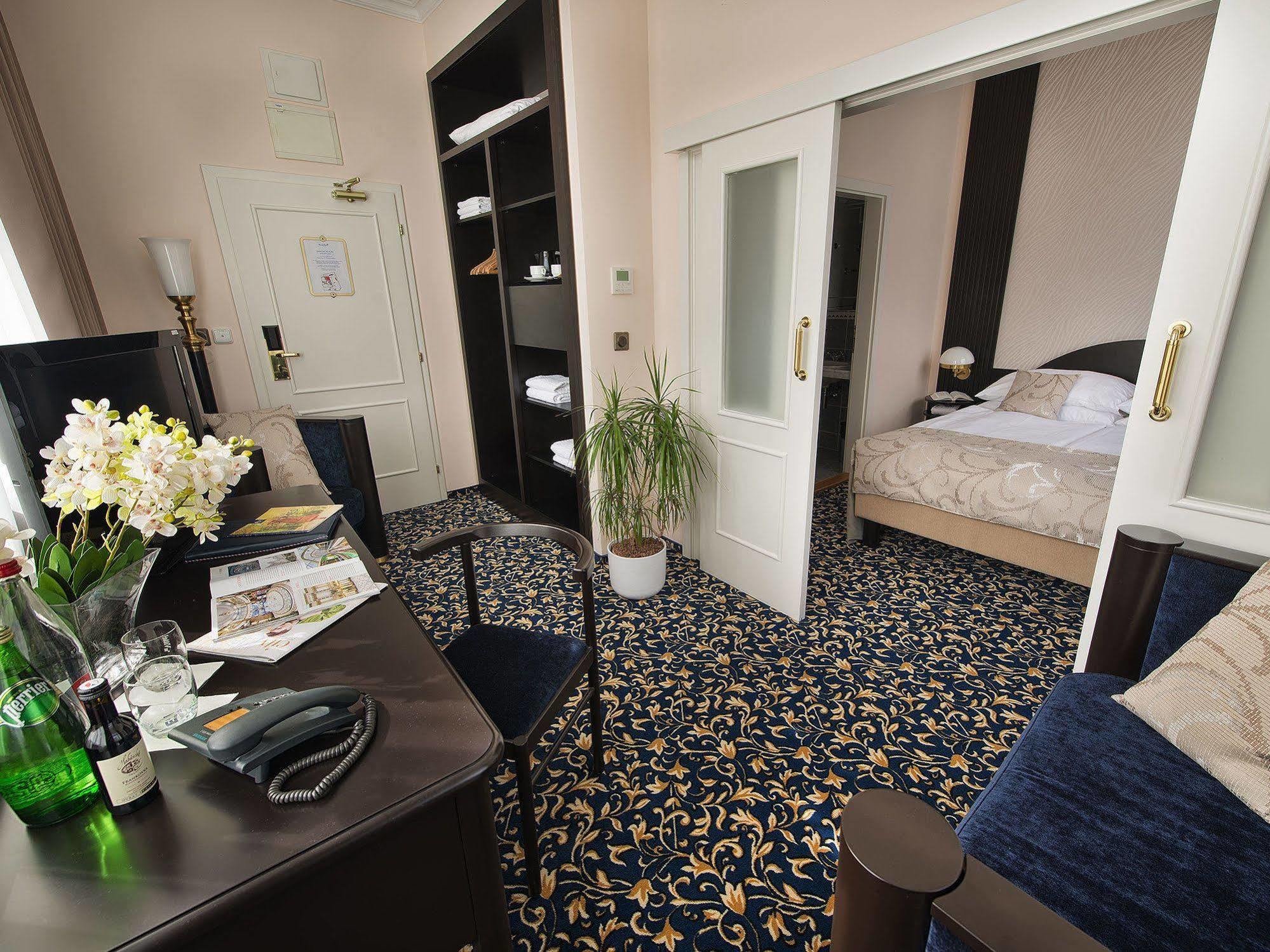 Ea Royal Esprit Hotel