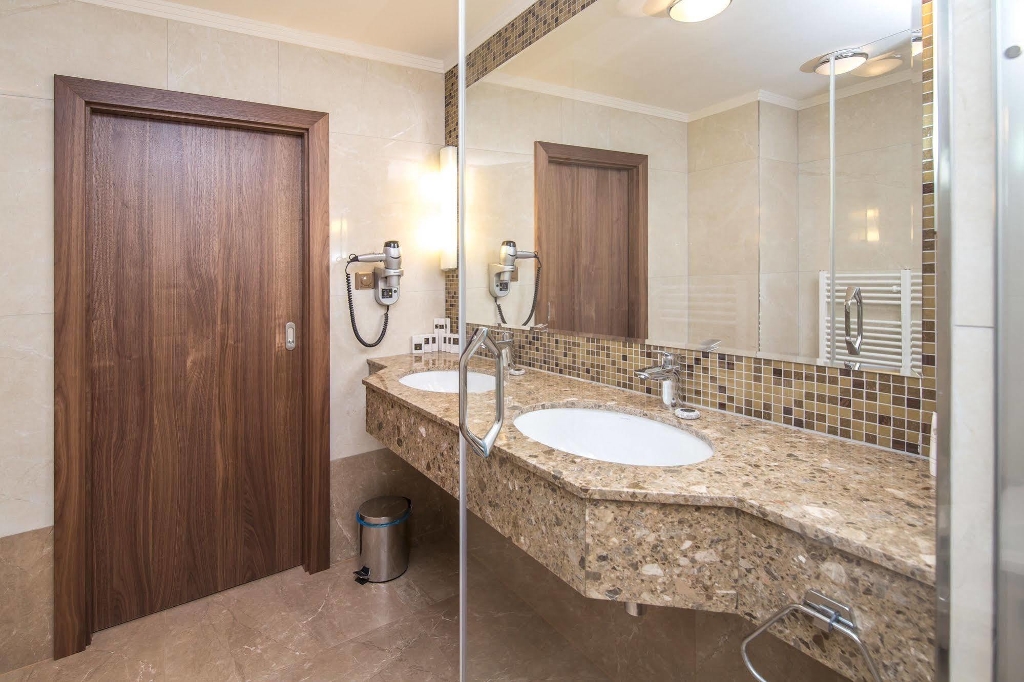 Merchants Crown Suites And Spa Prag