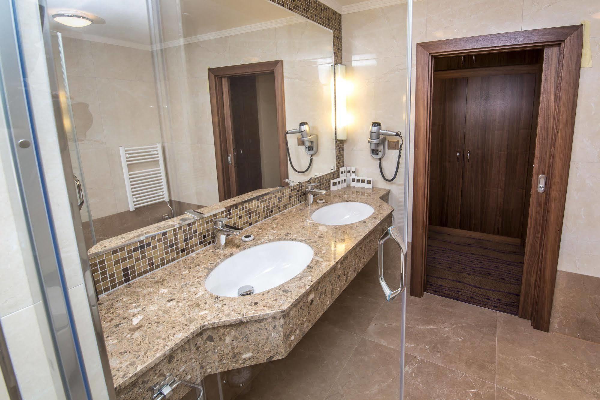 Merchants Crown Suites And Spa Hotel 5*