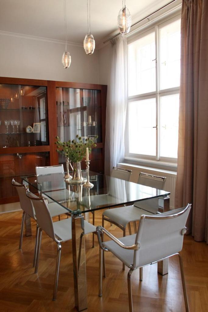 Spacious Elegance In The Heart Of Old Town Lejlighed