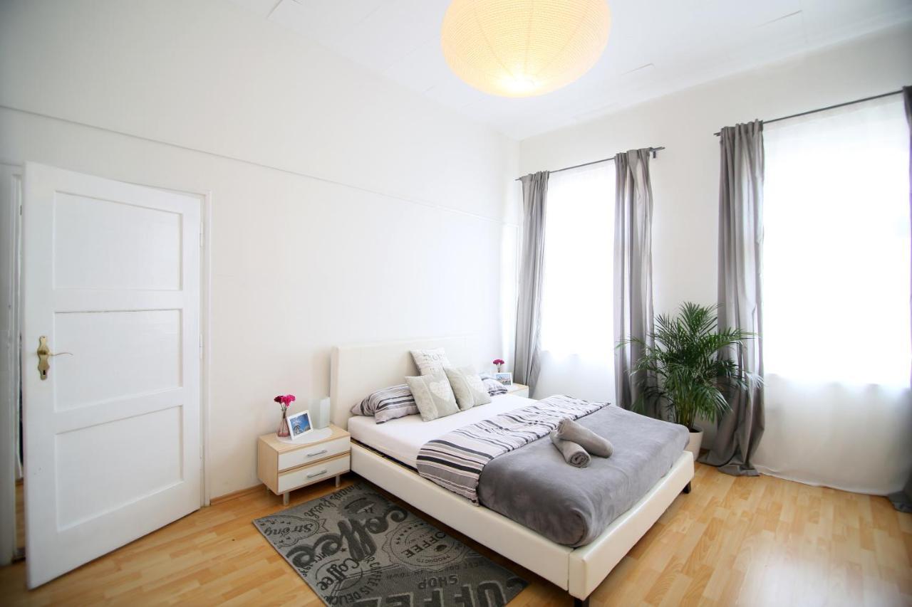 Beautiful Ujezd Apartment *