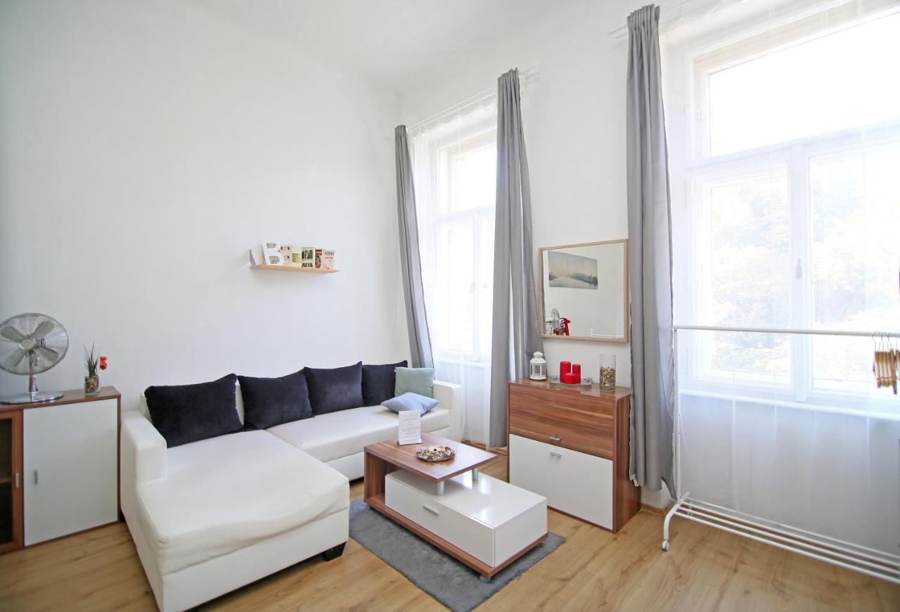 Beautiful Ujezd Apartment *
